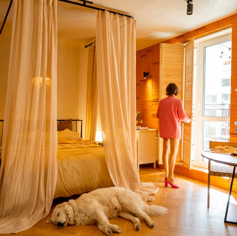 mulher no quarto com cachorro deitado