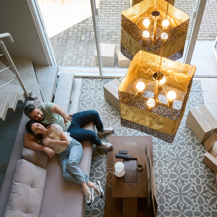 homem e mulher no sofá